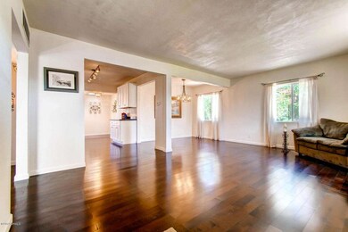 1934 W Earll Dr Phoenix AZ-large-004-Liv