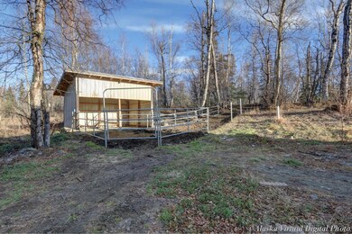 2 Stall horse shed & fencing