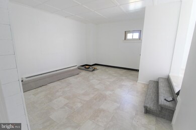 101 S Railroad Ave unit 2ND FL. APT., New Holland, PA 17557 - photo 4