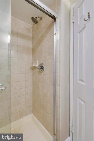 11657 Stoneview Square unit 2B, Reston, VA 20191 - photo 4