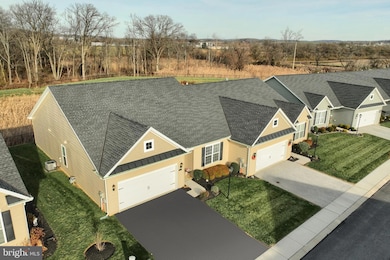 652 Cypress Dr unit 31, Hanover, PA 17331 - photo 2