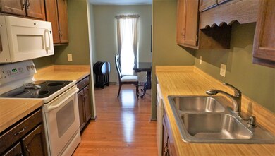 kitchen betwn family and dinning rooms
