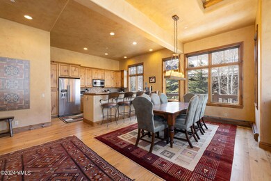 village_th_f6_interior_dining