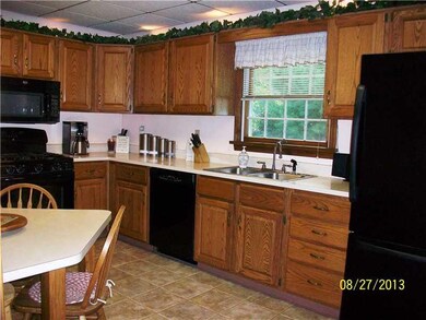 Kitchen. Light and bright. oak cabinets, ceramic t
