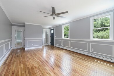 003-photo-living-room-8391638