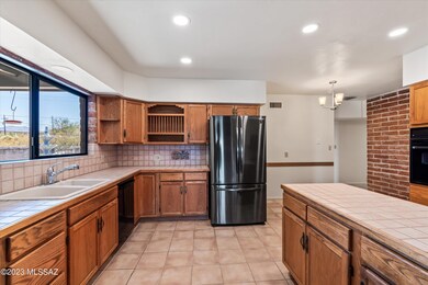 Kitchen with eat-in breakfast area