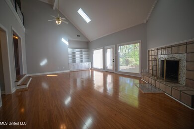 Family Room With Built In Bookcase - Cop