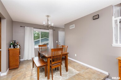 2705 E 35th St, Davenport, IA 52807 - photo 4