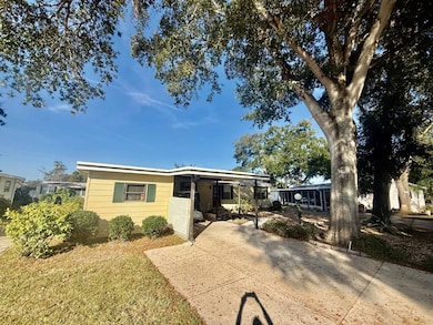 626 Cedar Ln, Lady Lake, FL 32159 - photo 2