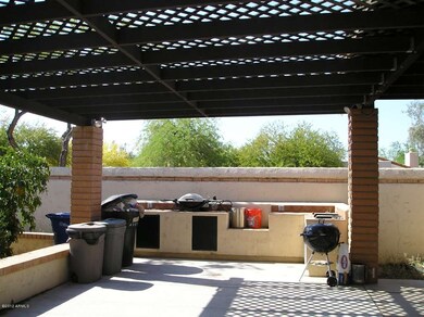 Front patio w/b/i cooking area