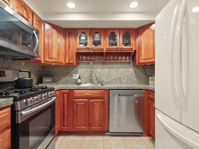 44 Broadlawn Park unit 11B, Chestnut Hill, MA 02467 - photo 4