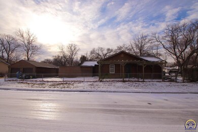 1634 SW Burnett Rd, Topeka, KS 66604 - photo 2