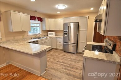 Kitchen w/ Small Breakfast Bar