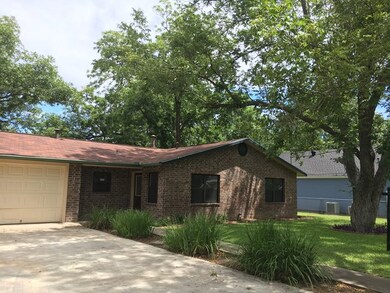 605 N Edison St, Fredericksburg, TX 78624 - photo 2