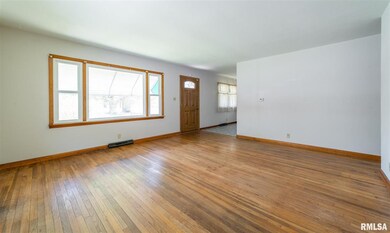 925 Clinton St, Lincoln, IL 62656 - photo 3