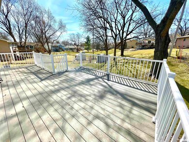 821 W 46th St, Davenport, IA 52806 - photo 2