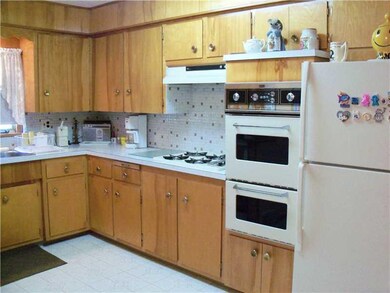 Kitchen. Cabinets and built ins in excellent condi