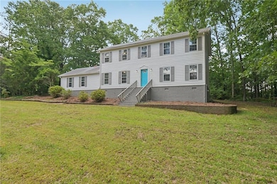 Colonial house with a front yard and crawl space