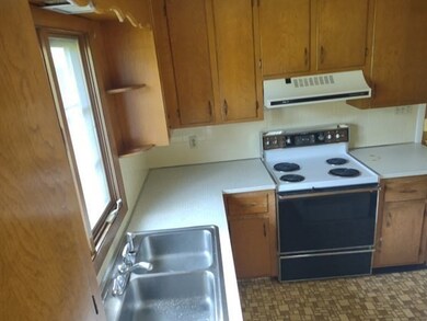 3 Meadow St, South Dartmouth, MA 02748 - photo 3