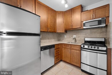 Hunting Creek Club unit 1410, Alexandria, VA 22303 - photo 4