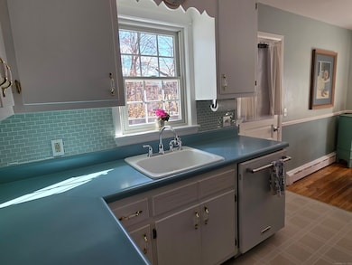 64 Woodrow Ave, Norwich, CT 06360 - photo 3