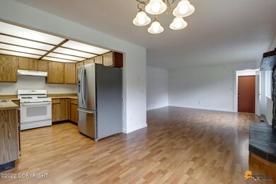 Dining area to Kitchen