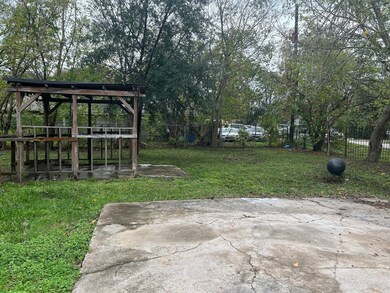 8602 Prairie View Dr, Houston, TX 77088 - photo 4