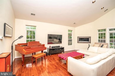 5033 Oakcrest Dr, Fairfax, VA 22030 - photo 5