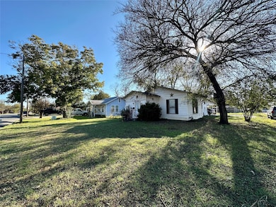 407 Erie St, Cleburne, TX 76031 - photo 3