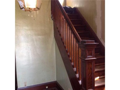 Entry/Foyer.