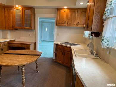 2206 Pacific St, Davenport, IA 52804 - photo 5