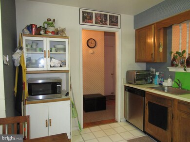 10111 Schoolhouse Woods Ct, Burke, VA 22015 - photo 7