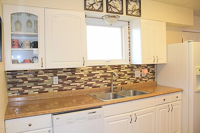 Rosalind_Kitchen Sink side_Glass Cab