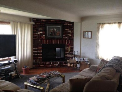 LIVING ROOM WITH FIREPLACE