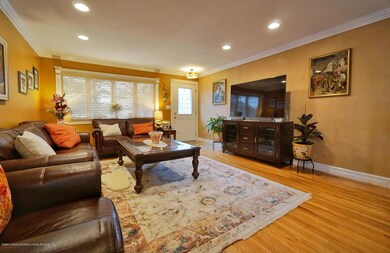 (4) Living Room
