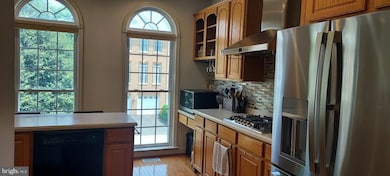 9979 Cyrandall Dr, Oakton, VA 22124 - photo 5