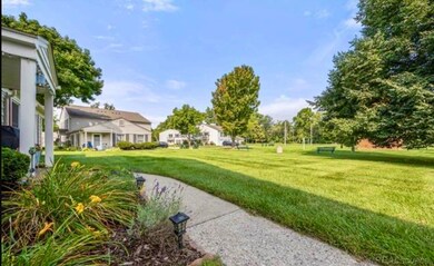 2924 Meadowbrook Ct, Lake Orion, MI 48360 - photo 2