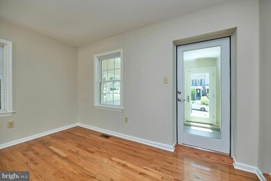 2718 Farnsworth Dr, Alexandria, VA 22303 - photo 7