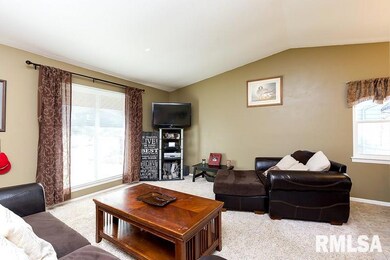 2633 W 55th St, Davenport, IA 52806 - photo 4
