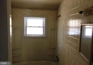 903 Middlesex Rd, Essex, MD 21221 - photo 2