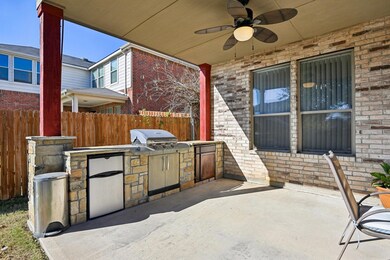 Outdoor Kitchen: Entertain with style and comfort 
