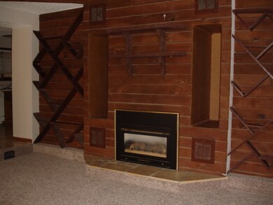 Living Room w/fireplace<|><|>