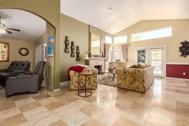 Greatroom w/vaulted ceilings
