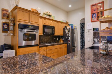 GORGEOUS OPEN KITCHEN B-FAST BAR
