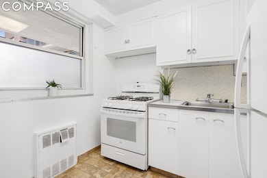 Roosevelt Terrace unit 5 C, Jackson Heights, NY 11372 - photo 6