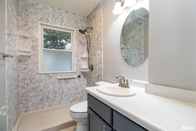 1320 W 35th St, Davenport, IA 52806 - photo 5