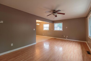 384 Pineview Dr, Columbus, OH 43213 - photo 2