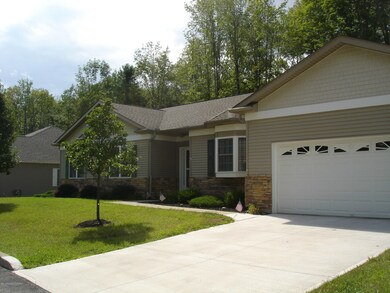 33 Green Briar Dr, Dallas, PA 18612 - photo 2