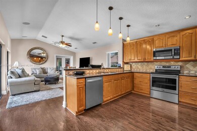 Wood Cabinets/Stainless Steel Appliances