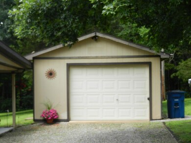 Garage w/room for a workbench